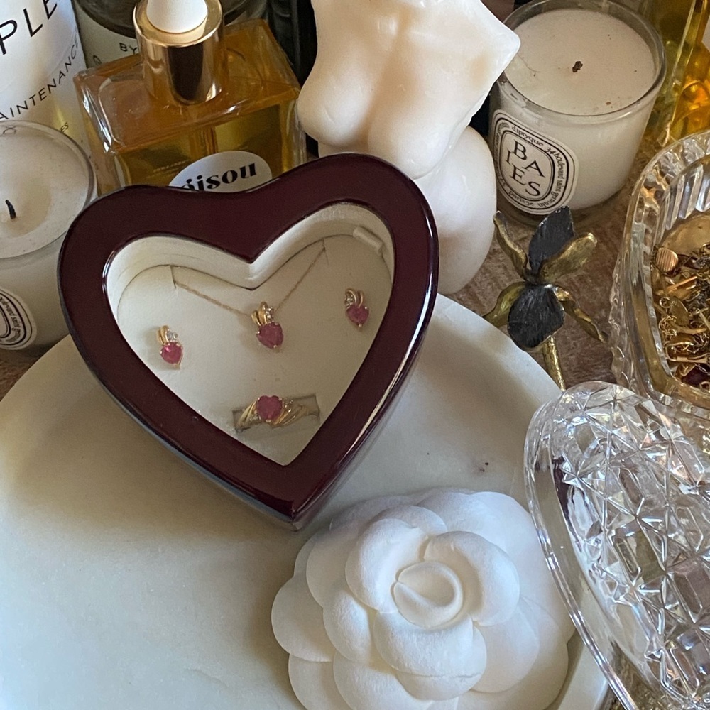 10k yellow gold, diamonds and pink sapphires jewelry set in heart box - Picture 3 of 16